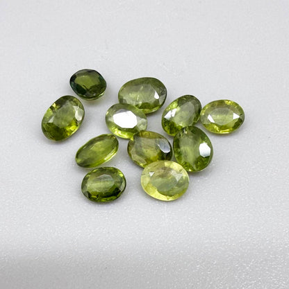 Lot of oval green sapphires from Thailand, 3.02ct total weight, unheated, with fresh to olive-green tones, mostly eye-clean to lightly included and transparent appearance.