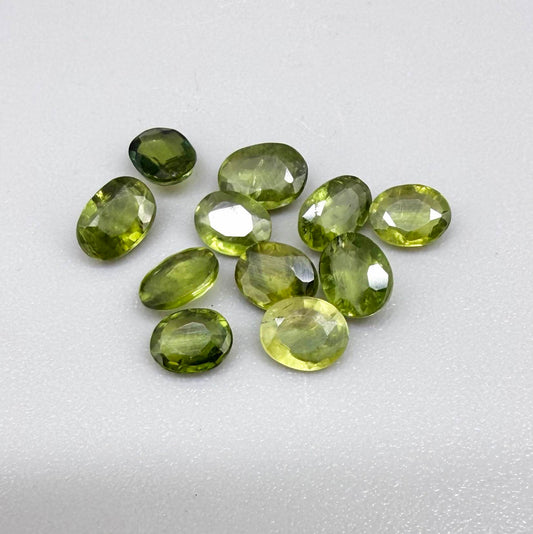 Lot of oval green sapphires from Thailand, 3.02ct total weight, unheated, with fresh to olive-green tones, mostly eye-clean to lightly included and transparent appearance.