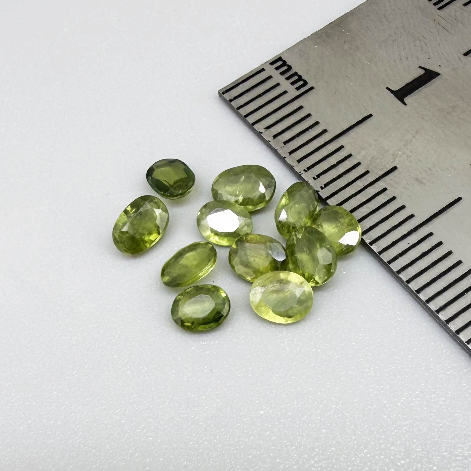 Lot of oval green sapphires from Thailand, 3.02ct total weight, unheated, with fresh to olive-green tones, mostly eye-clean to lightly included and transparent appearance.