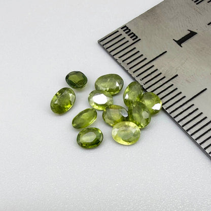 Lot of oval green sapphires from Thailand, 3.02ct total weight, unheated, with fresh to olive-green tones, mostly eye-clean to lightly included and transparent appearance.