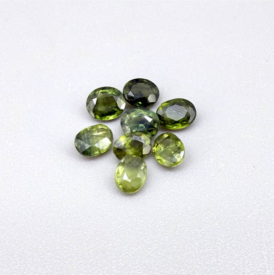 Lot of oval green sapphires from Thailand, 3.02ct total weight, unheated, with fresh to olive-green tones, mostly eye-clean to lightly included and transparent appearance.