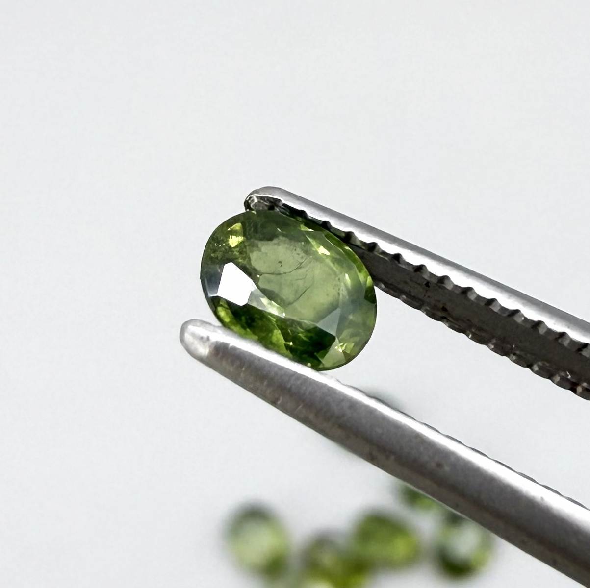 Lot of oval green sapphires from Thailand, 3.02ct total weight, unheated, with fresh to olive-green tones, mostly eye-clean to lightly included and transparent appearance.