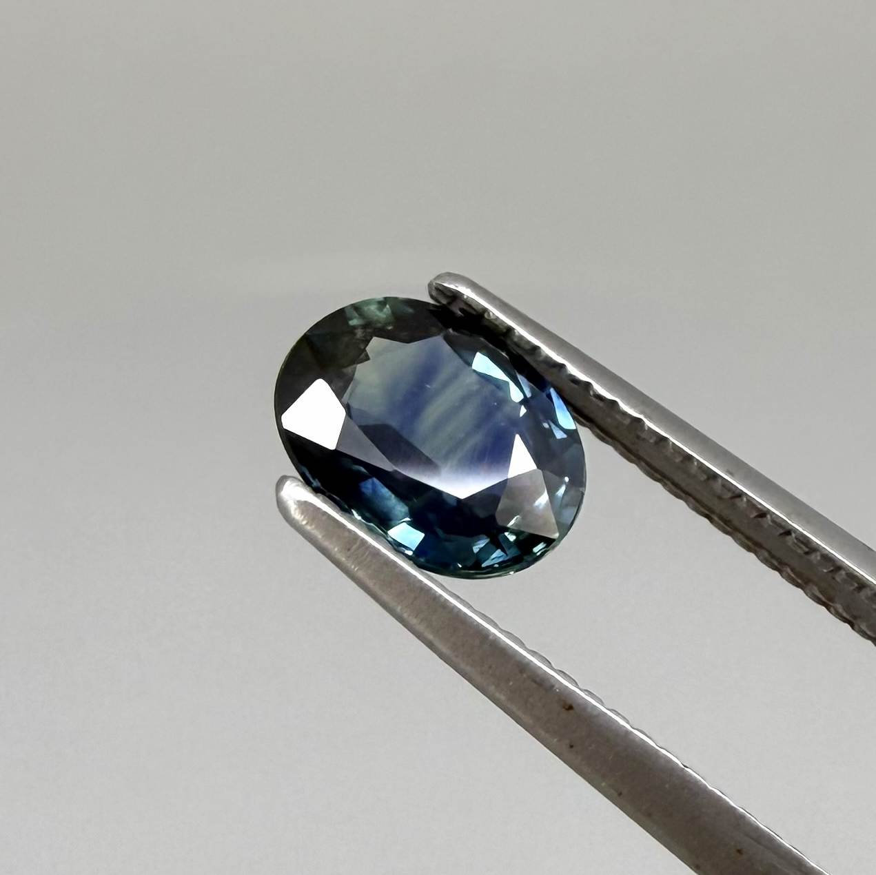 Heated blue sapphire from Mambila Nigeria oval cut 0.85 ct with vivid teal-blue flashes and brilliant natural luster