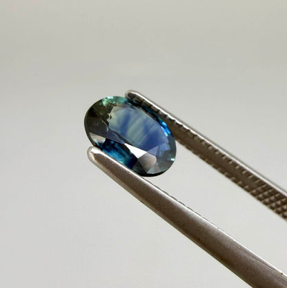 Heated blue sapphire from Mambila Nigeria oval cut 0.85 ct with vivid teal-blue flashes and brilliant natural luster