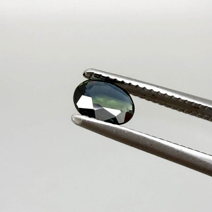 0.28 ct natural parti teal Laos sapphire with oval faceted cut and blue green colour zoning