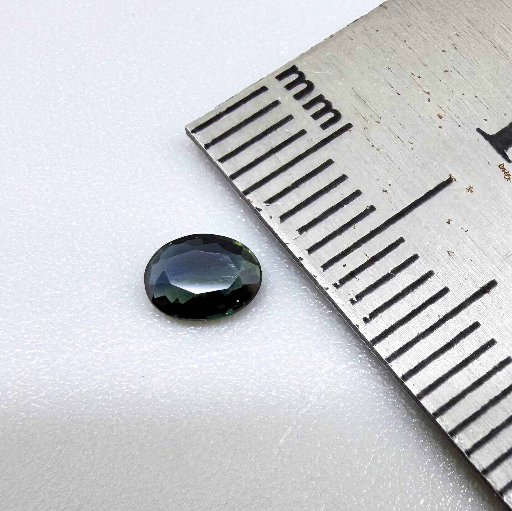 0.28 ct natural parti teal Laos sapphire with oval faceted cut and blue green colour zoning