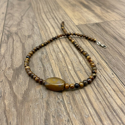 Tiger’s eye beaded necklace, 20 cm / 7.9 in long, featuring golden-brown stones and a central oval tiger’s eye bead.