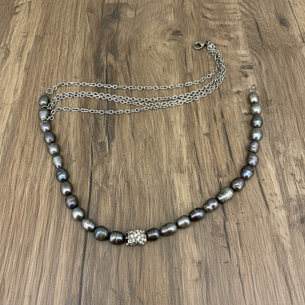 Cultured pearl necklace, 43 cm / 17 in long, with soft grey pearls and a central silver accent bead.