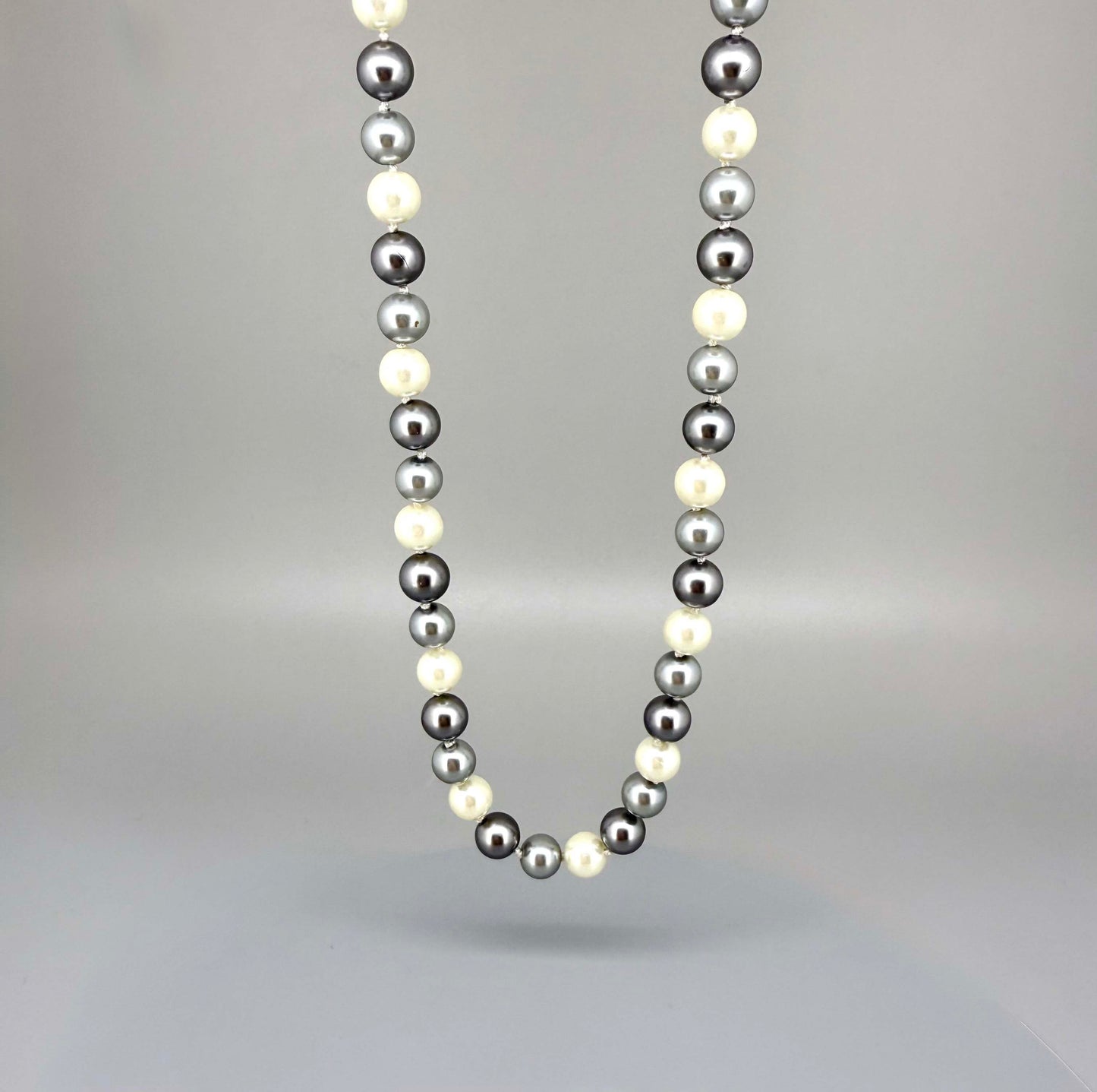 Imitation pearl necklace, 45 cm / 17.7 in long, featuring polished white pearls with a soft natural sheen.