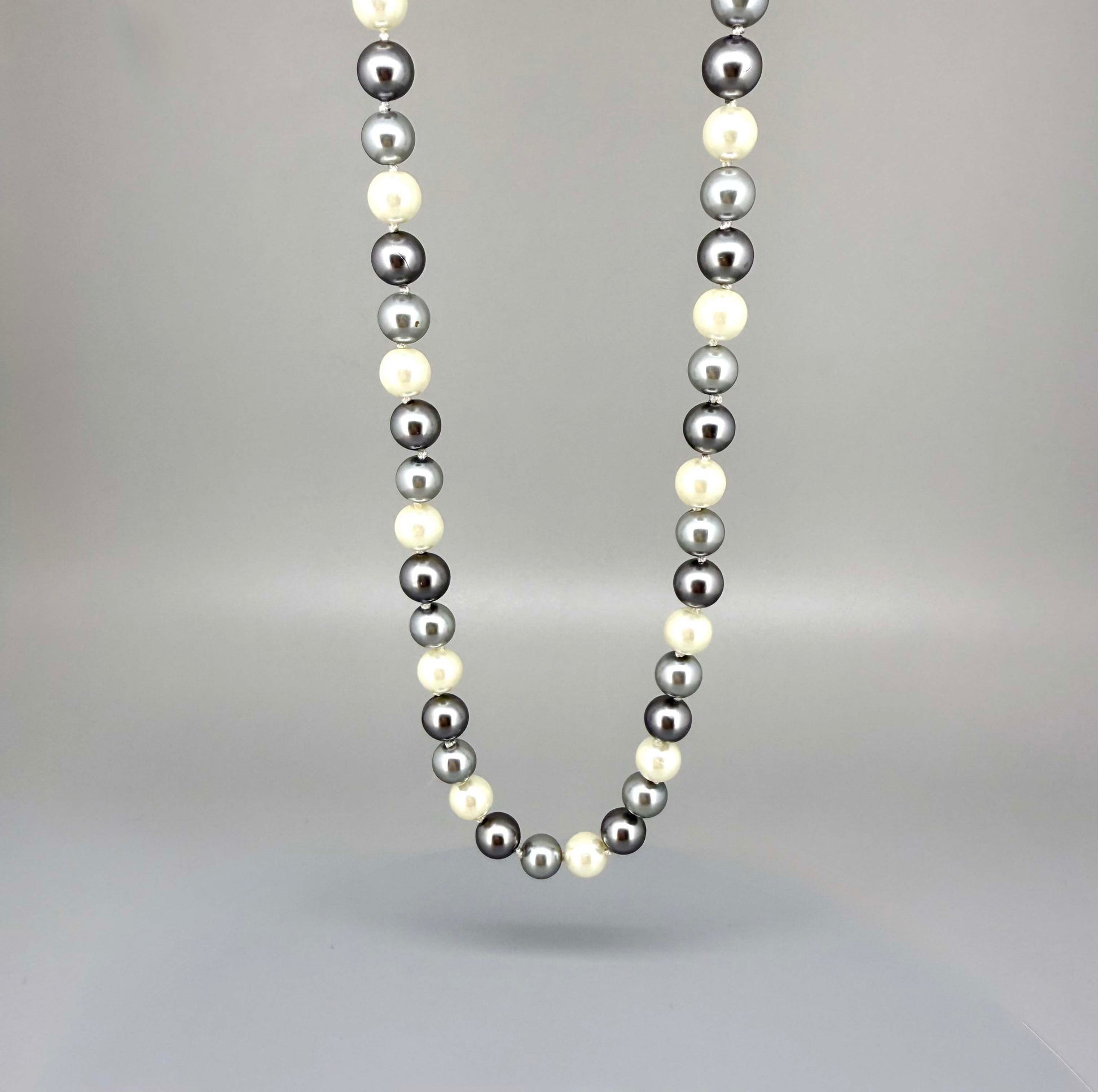 Imitation pearl necklace, 45 cm / 17.7 in long, featuring polished white pearls with a soft natural sheen.