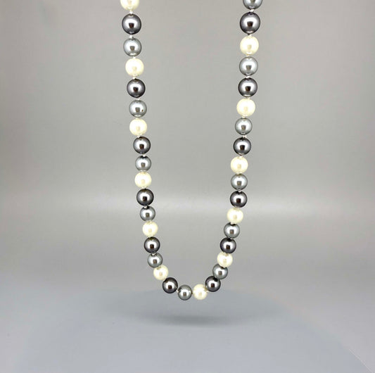 Imitation pearl necklace, 45 cm / 17.7 in long, featuring polished white pearls with a soft natural sheen.