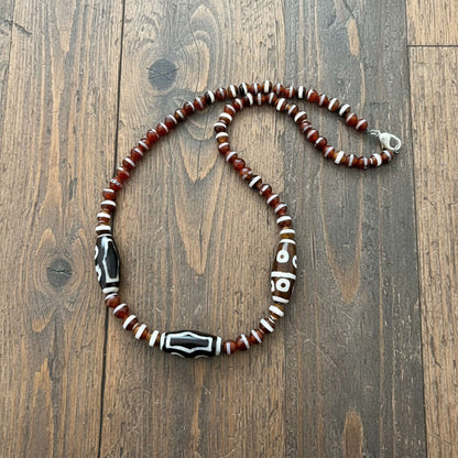 Handcrafted agate necklace with reddish-brown beads and patterned focal bead, 50 cm.