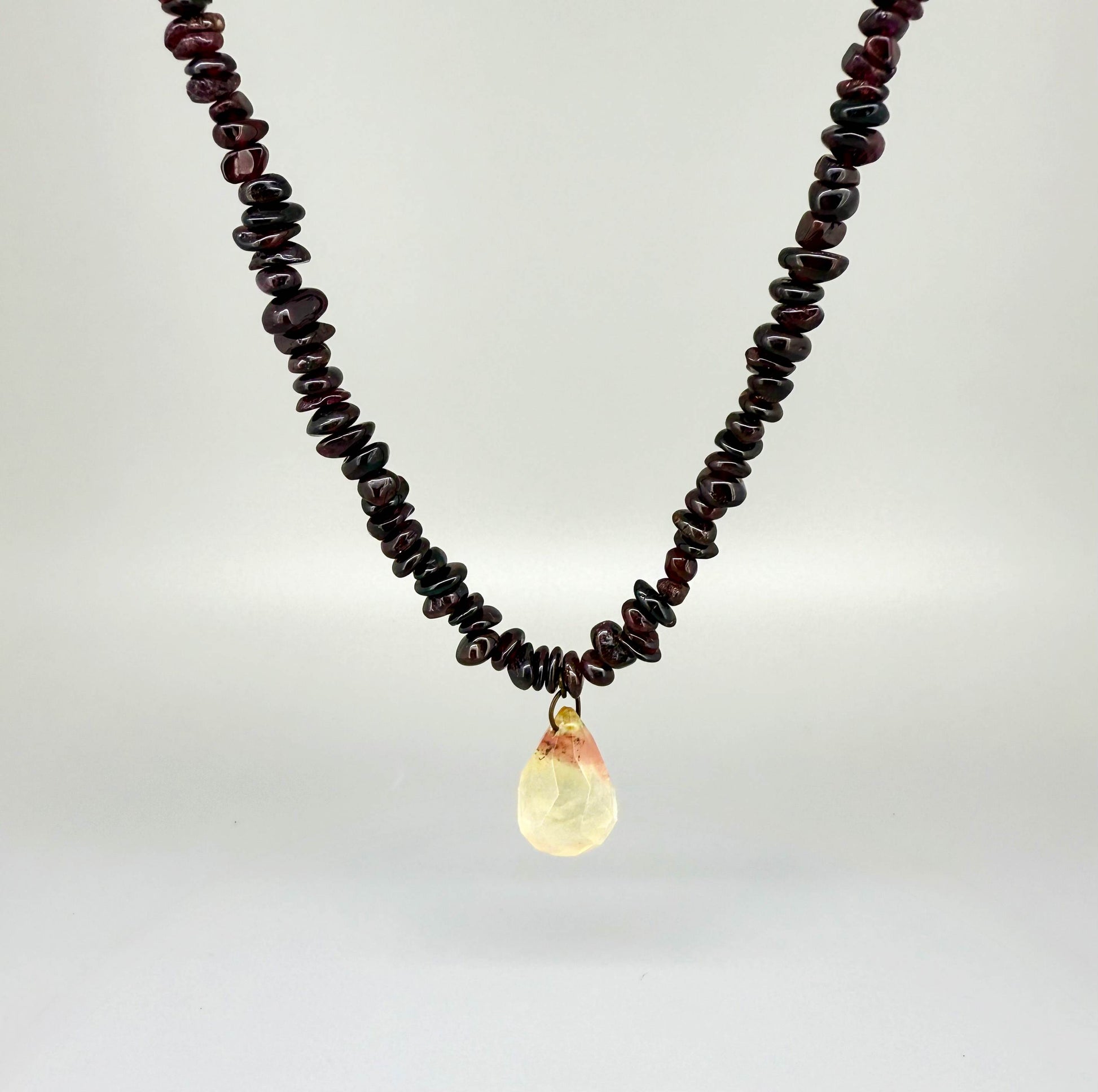 Garnet chip necklace with peach gemstone pendant, 42 cm / 16.5 in.