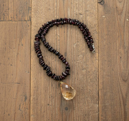 Garnet chip necklace with peach gemstone pendant, 42 cm / 16.5 in.