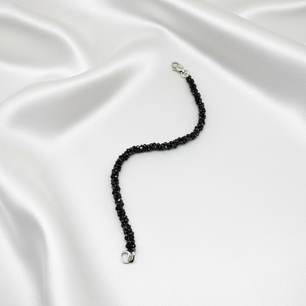 18 cm bracelet with faceted round black spinel beads, finished with a lobster clasp.