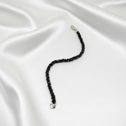 18 cm bracelet with faceted round black spinel beads, finished with a lobster clasp.