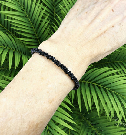 18 cm bracelet with faceted round black spinel beads, finished with a lobster clasp.