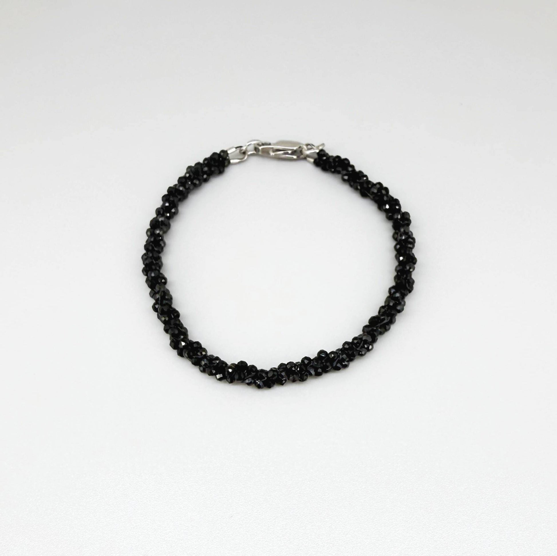 18 cm bracelet with faceted round black spinel beads, finished with a lobster clasp.
