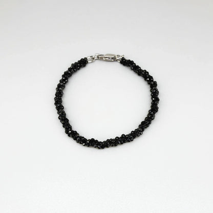 18 cm bracelet with faceted round black spinel beads, finished with a lobster clasp.