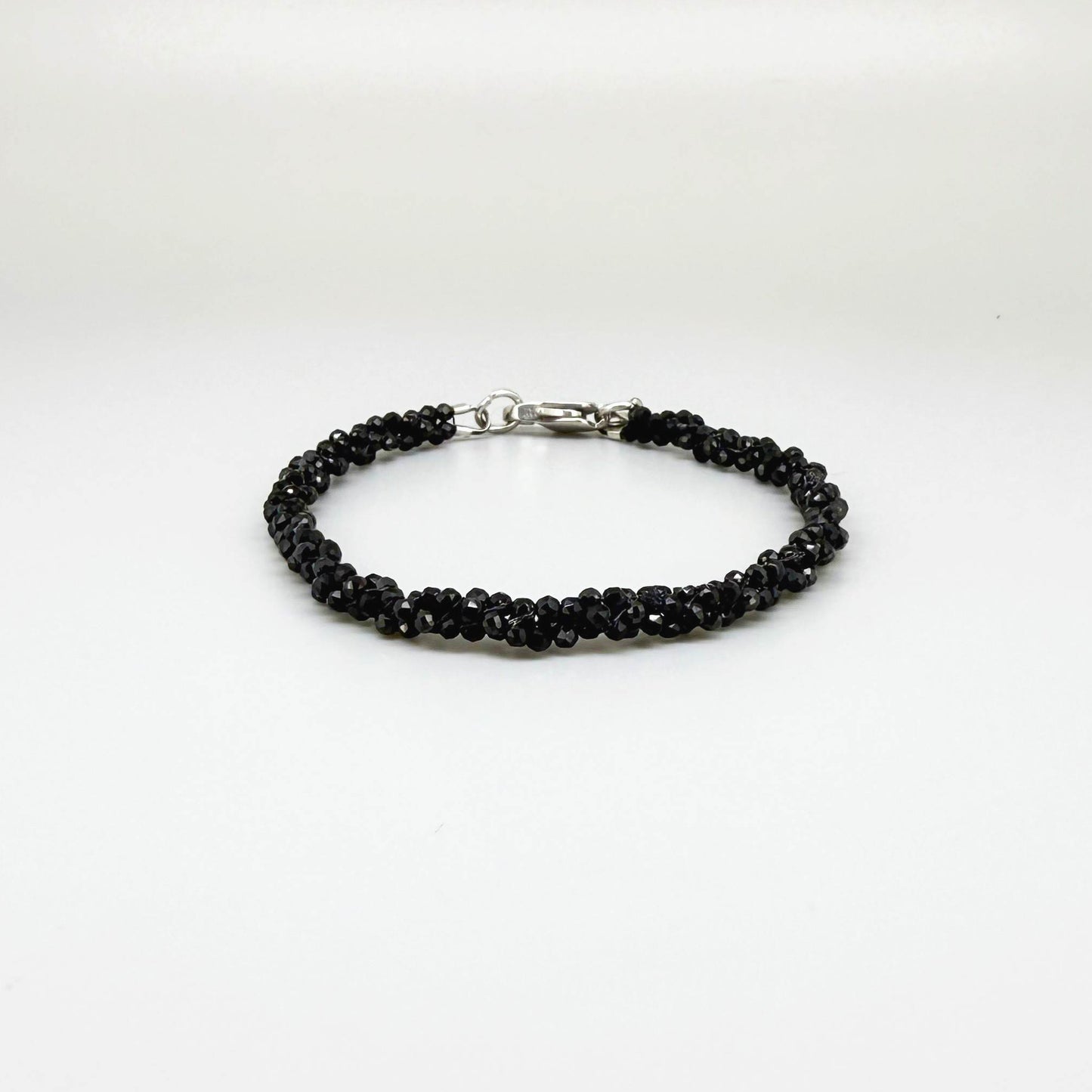 18 cm bracelet with faceted round black spinel beads, finished with a lobster clasp.