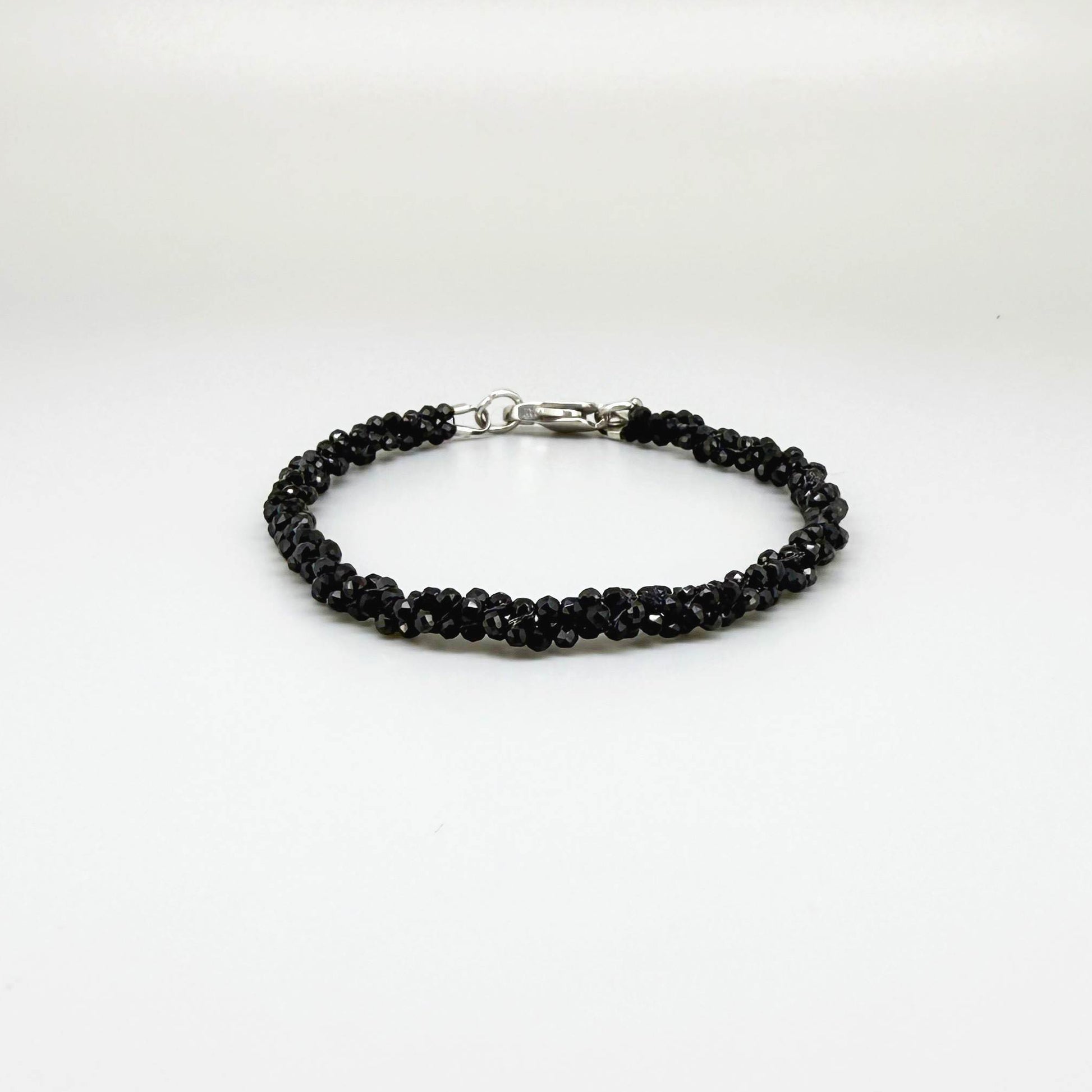 18 cm bracelet with faceted round black spinel beads, finished with a lobster clasp.