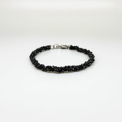 18 cm bracelet with faceted round black spinel beads, finished with a lobster clasp.