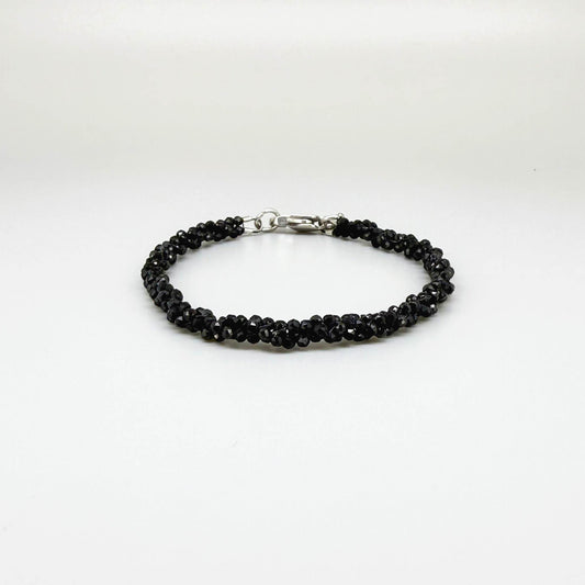 18 cm bracelet with faceted round black spinel beads, finished with a lobster clasp.
