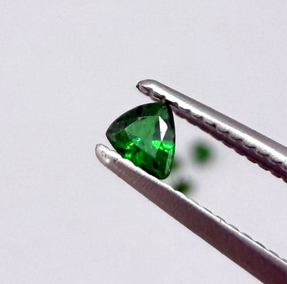 Small lot of four natural vibrant-green diopside stones, trillion cut, total 0.54 ct.