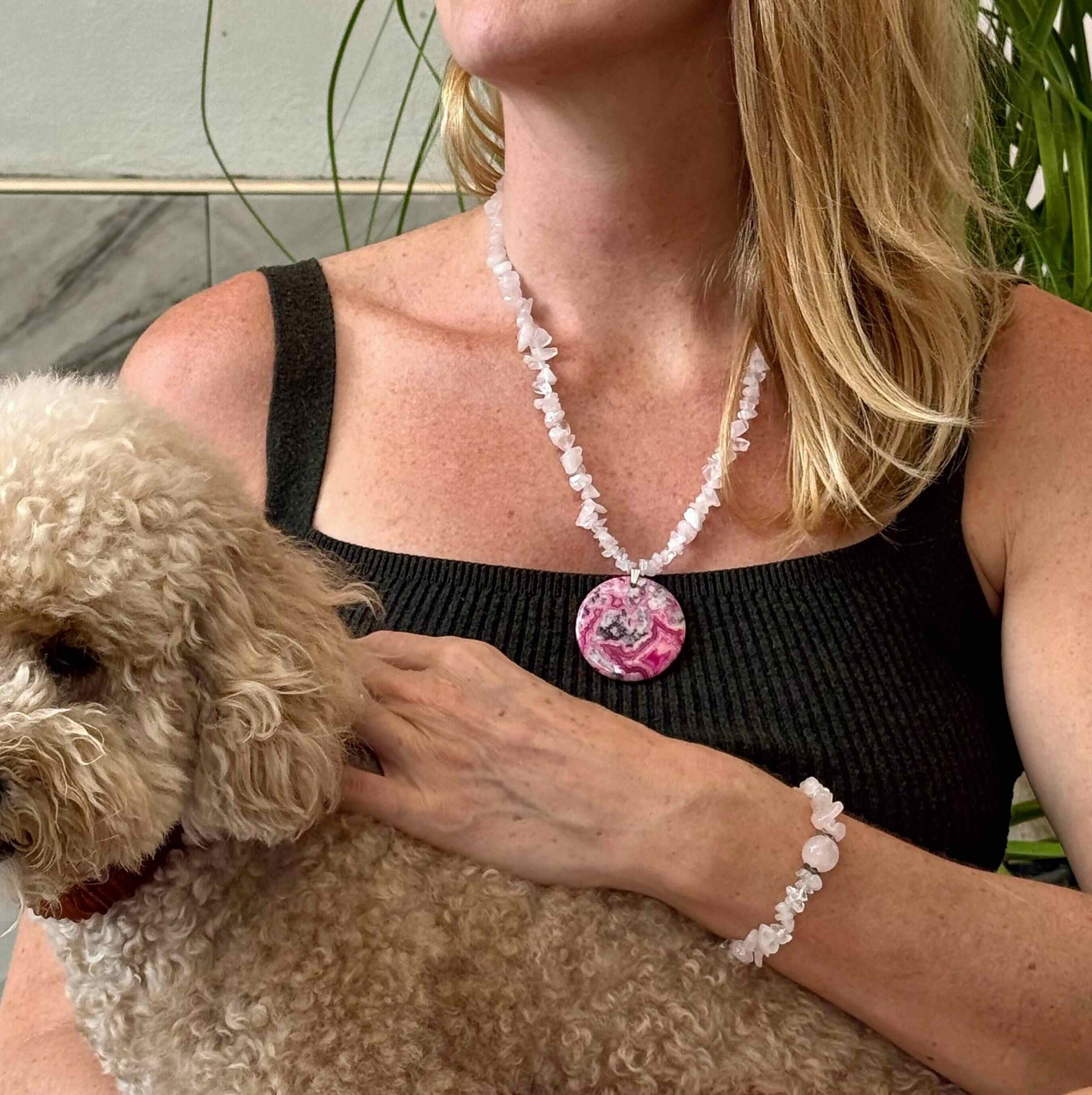 Rose quartz and agate jewelry set, necklace with large pink agate pendant (52 cm / 20.5 in) and matching bracelet (18 cm / 7.1 in).