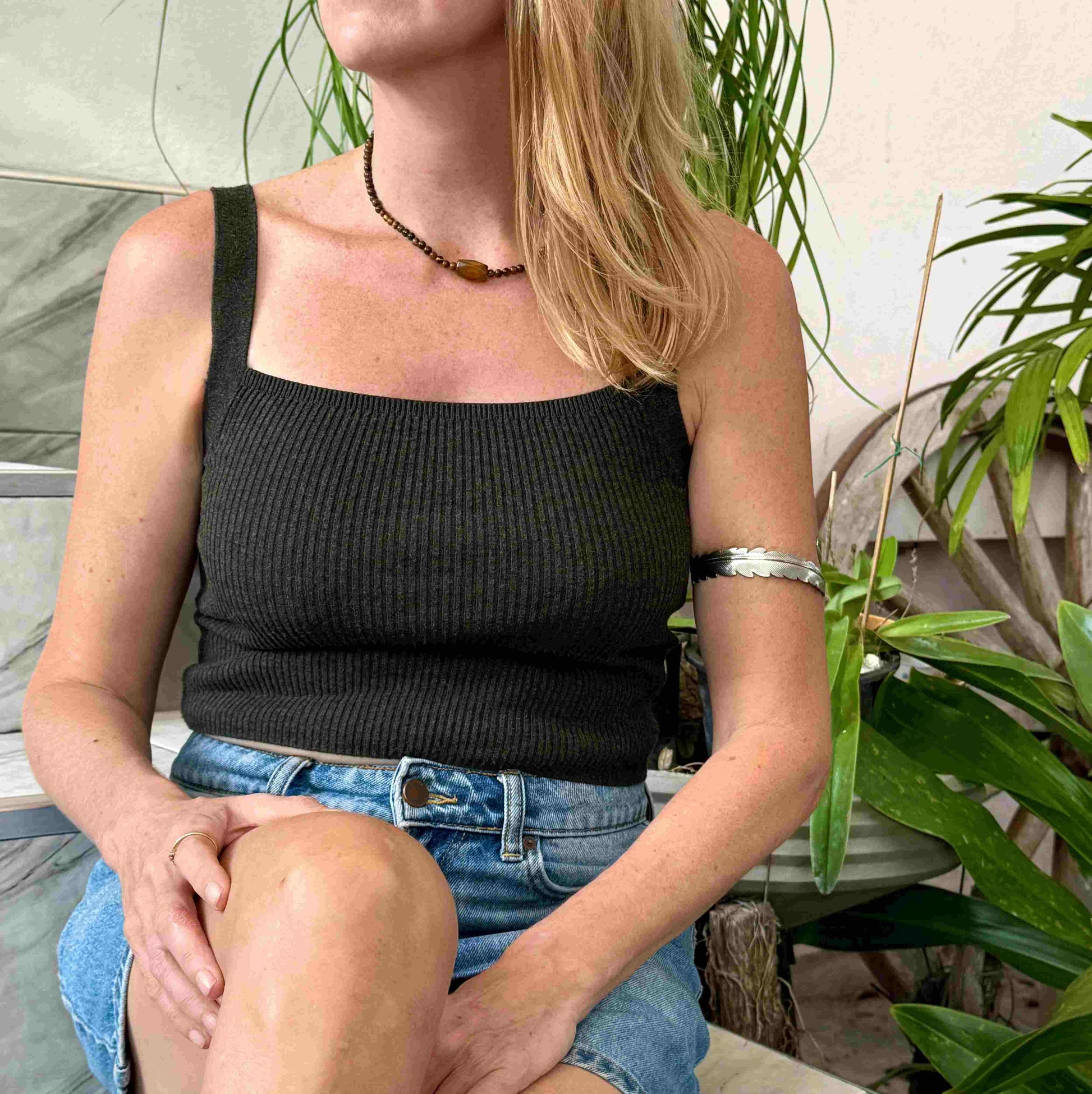 Tiger’s eye beaded necklace, 20 cm / 7.9 in long, featuring golden-brown stones and a central oval tiger’s eye bead.