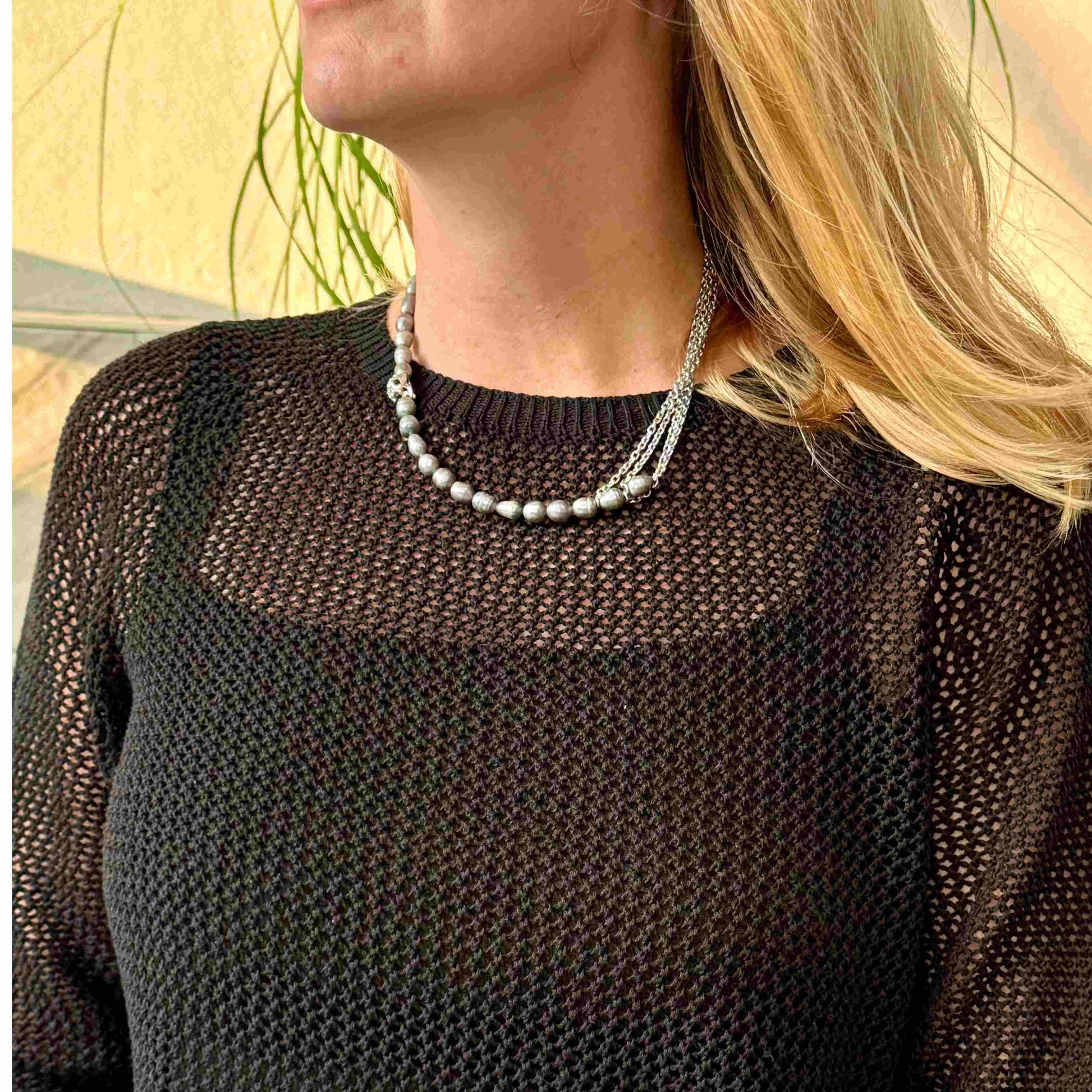 Cultured pearl necklace, 43 cm / 17 in long, with soft grey pearls and a central silver accent bead.