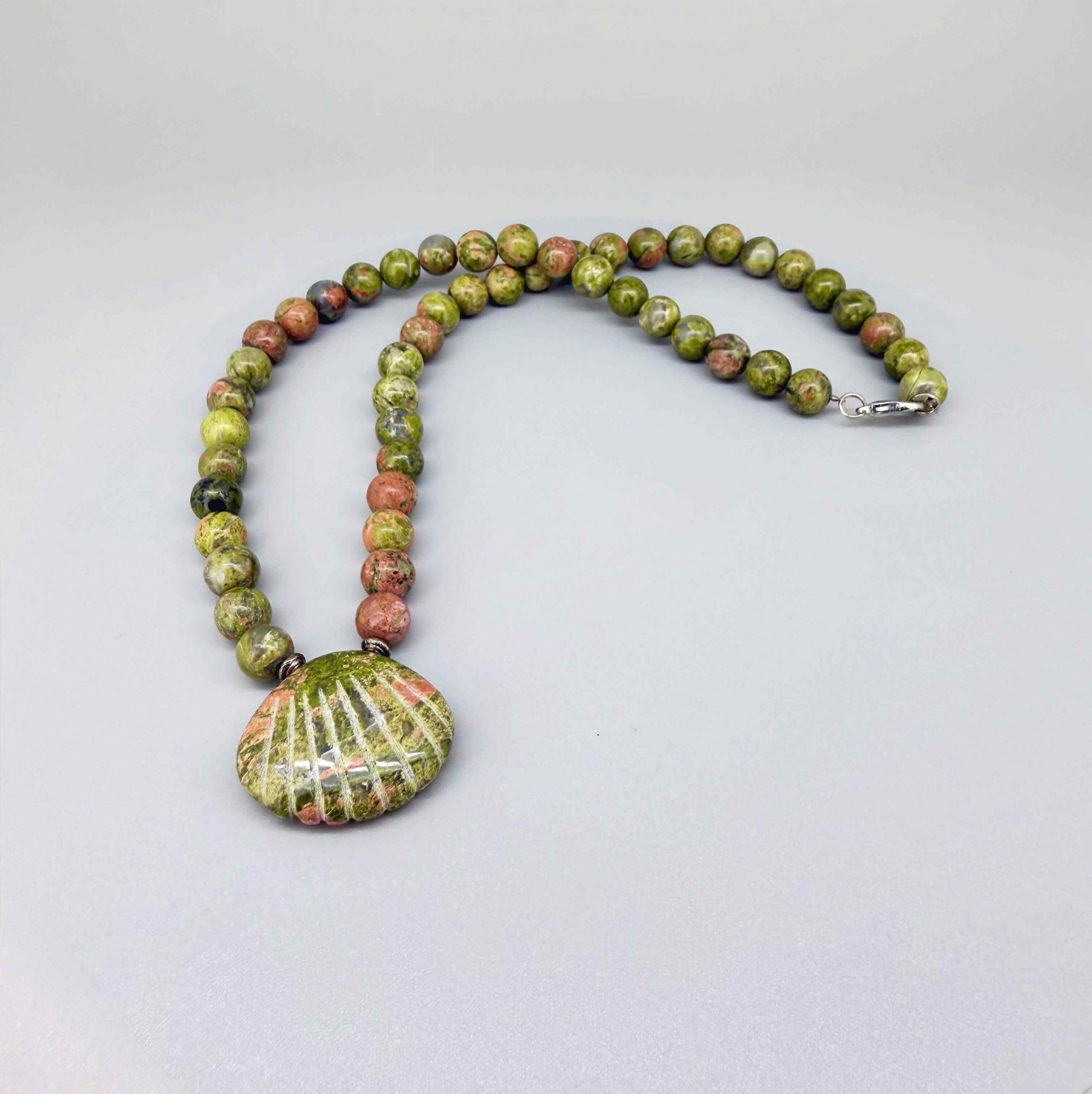 Unakite beaded necklace with shell-shaped pendant, 43 cm / 16.9 in long, in natural green and coral gemstone tones.