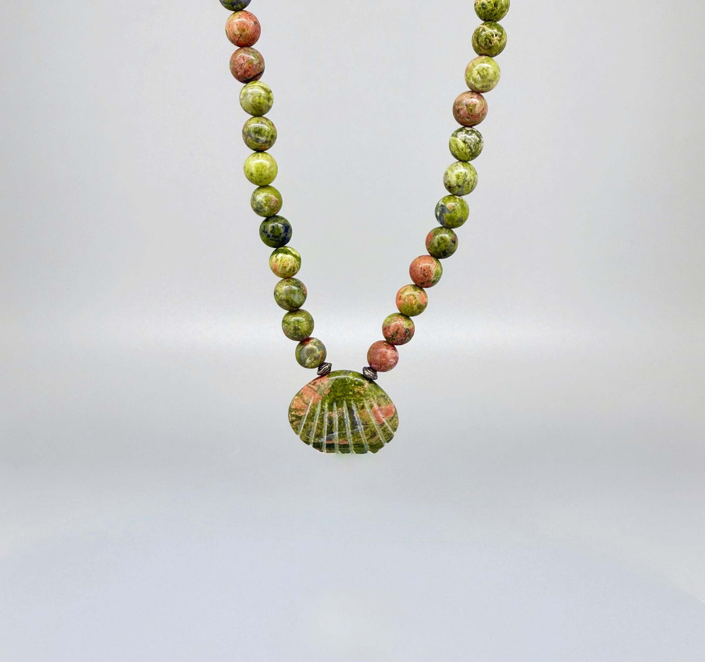 Unakite beaded necklace with shell-shaped pendant, 43 cm / 16.9 in long, in natural green and coral gemstone tones.