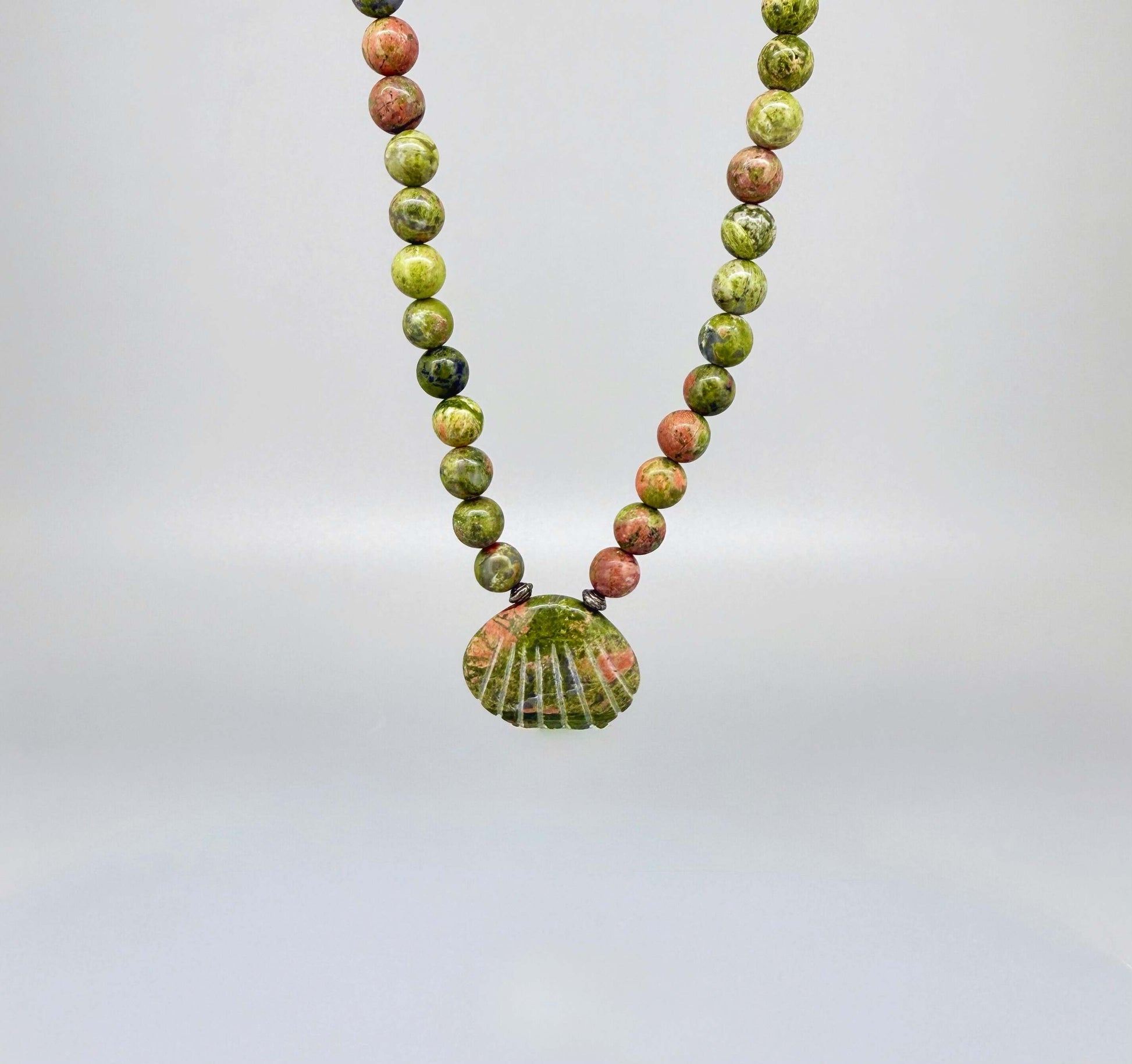 Unakite beaded necklace with shell-shaped pendant, 43 cm / 16.9 in long, in natural green and coral gemstone tones.
