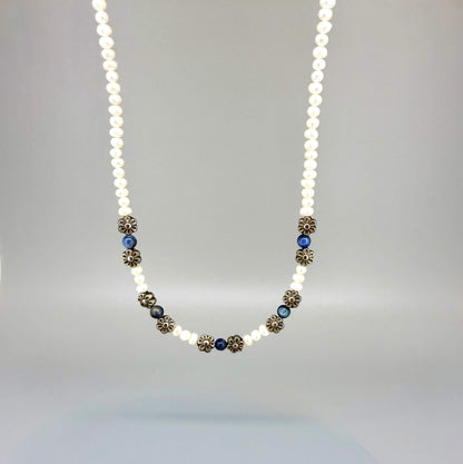 Japan pearl and sapphire necklace with floral metal spacer elements, 42 cm / 16.5 in long, featuring white pearls and deep blue stones.