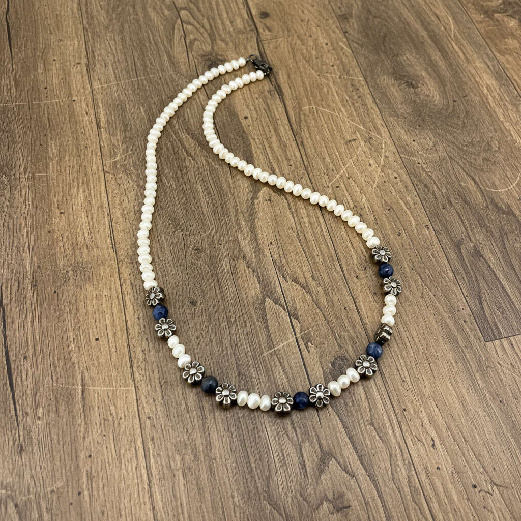 Japan pearl and sapphire necklace with floral metal spacer elements, 42 cm / 16.5 in long, featuring white pearls and deep blue stones.
