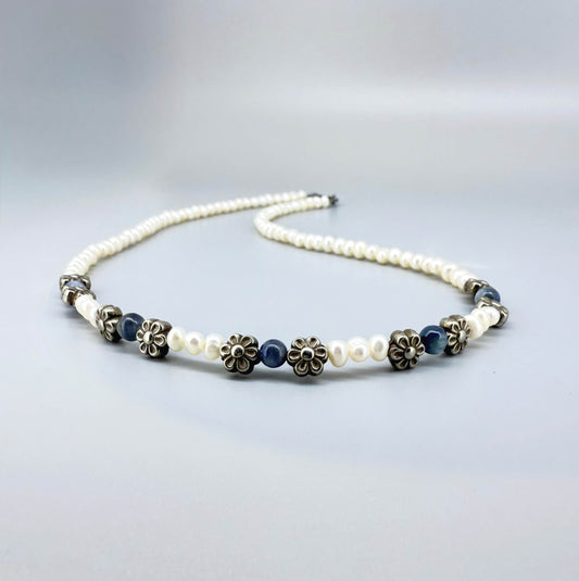 Japan pearl and sapphire necklace with floral metal spacer elements, 42 cm / 16.5 in long, featuring white pearls and deep blue stones.
