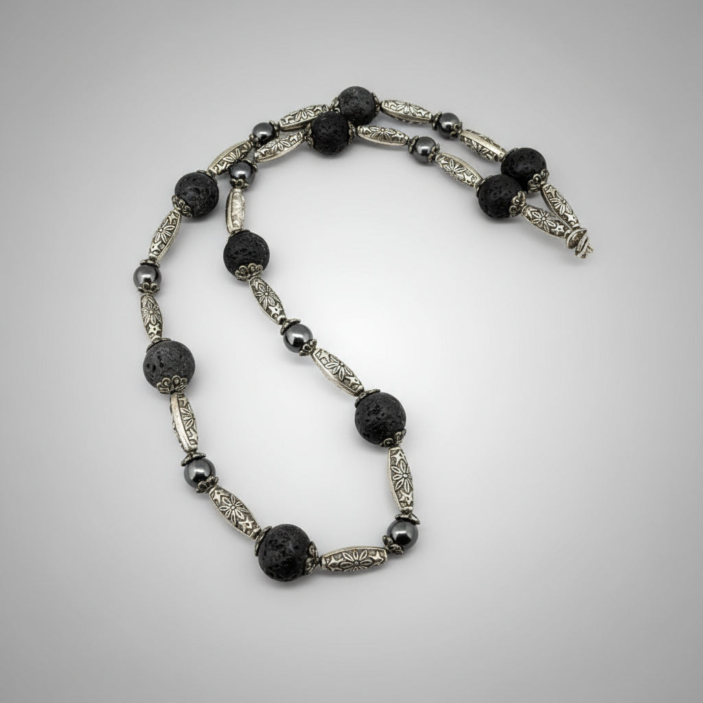 Handcrafted lava and hematite beaded necklace, 58 cm, in black and metallic tones.