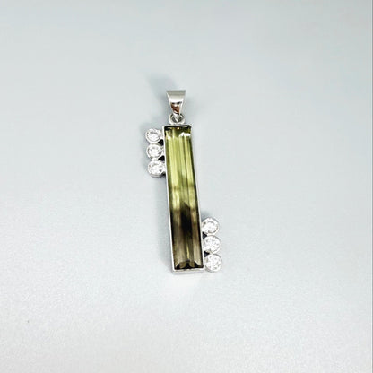 Handmade bicolor lemon quartz pendant in white-gold-plated silver, 6.42ct, with CZ accents. Yellow-to-honey tones, elegant and unique.
