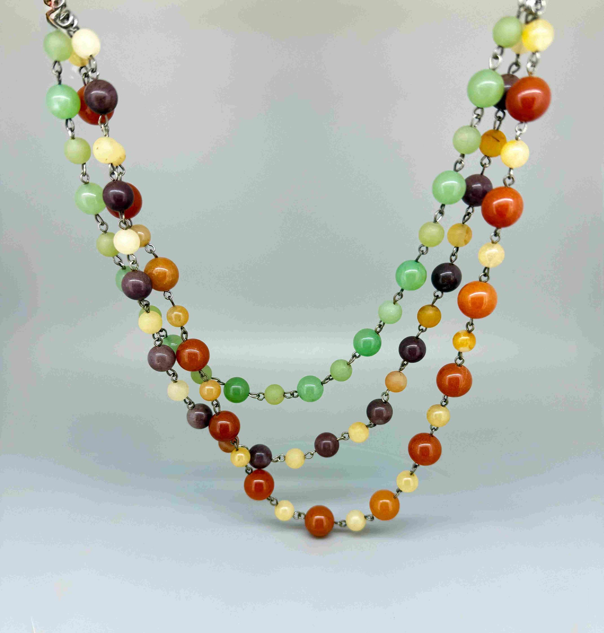 Double-strand necklace with jade and aventurine beads in green, yellow and brown tones, 70 cm.
