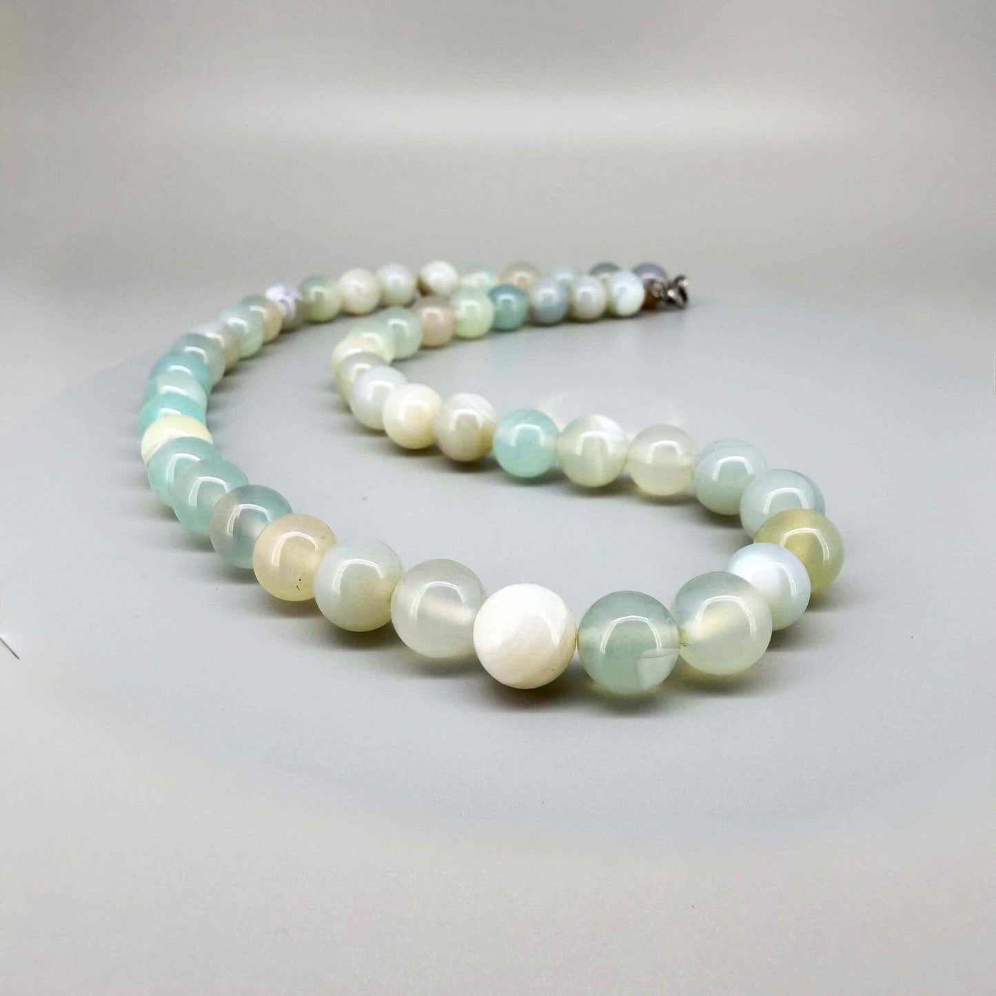 Agate necklace, 46 cm / 18.1 in long, featuring round pastel-toned agate beads in light green and cream.