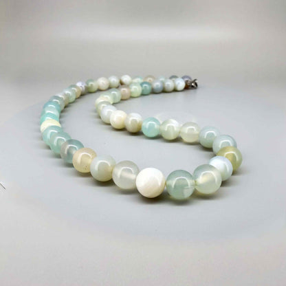 Agate necklace, 46 cm / 18.1 in long, featuring round pastel-toned agate beads in light green and cream.