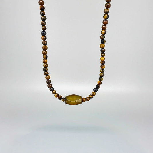 Tiger’s eye beaded necklace, 20 cm / 7.9 in long, featuring golden-brown stones and a central oval tiger’s eye bead.