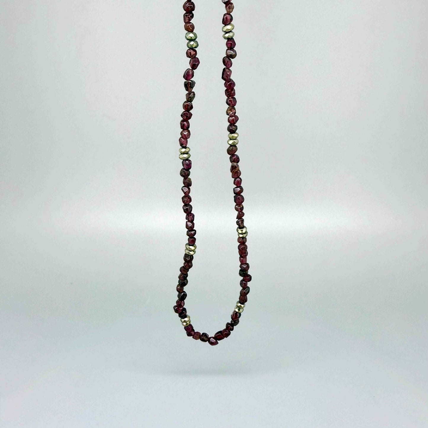 Garnet and hematite beaded necklace, 41 cm / 16.1 in.