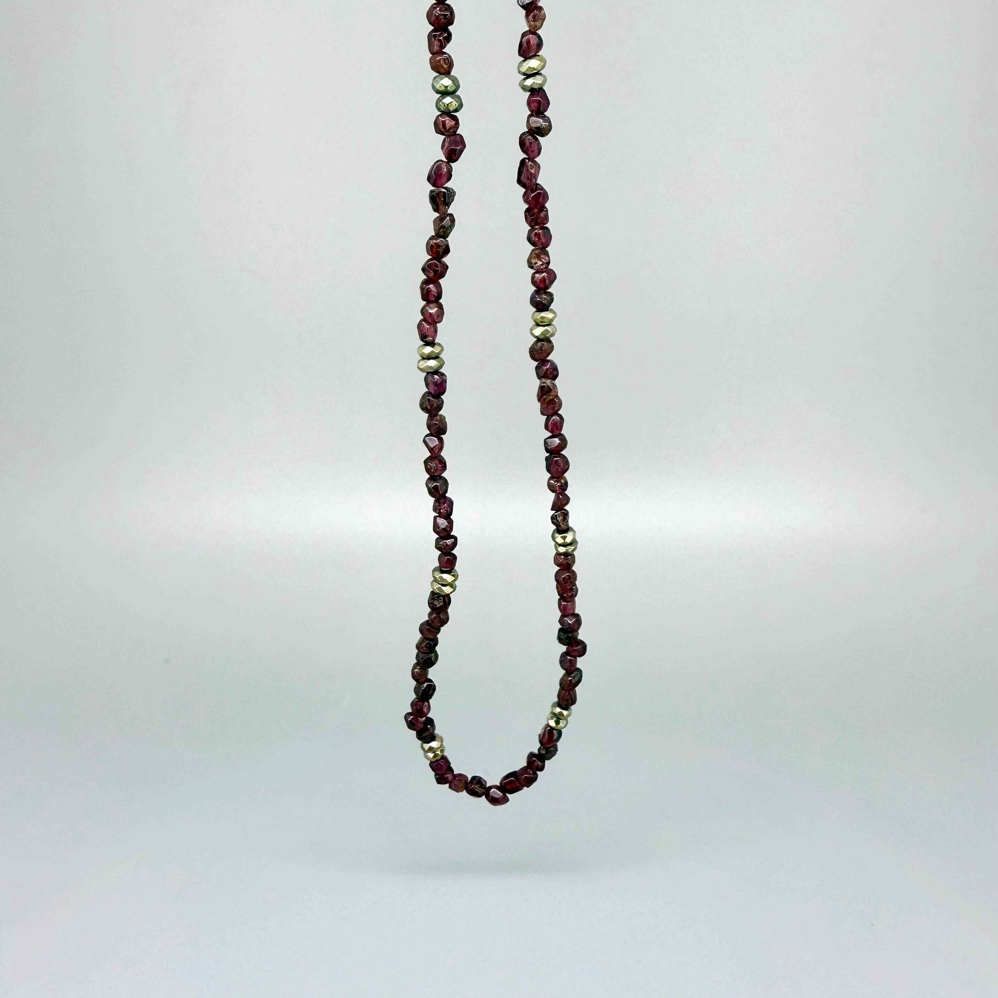 Garnet and hematite beaded necklace, 41 cm / 16.1 in.