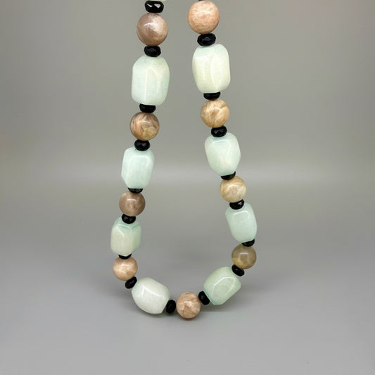 Agate, sunstone and onyx beaded necklace in mint green, brown and black, 48 cm.
