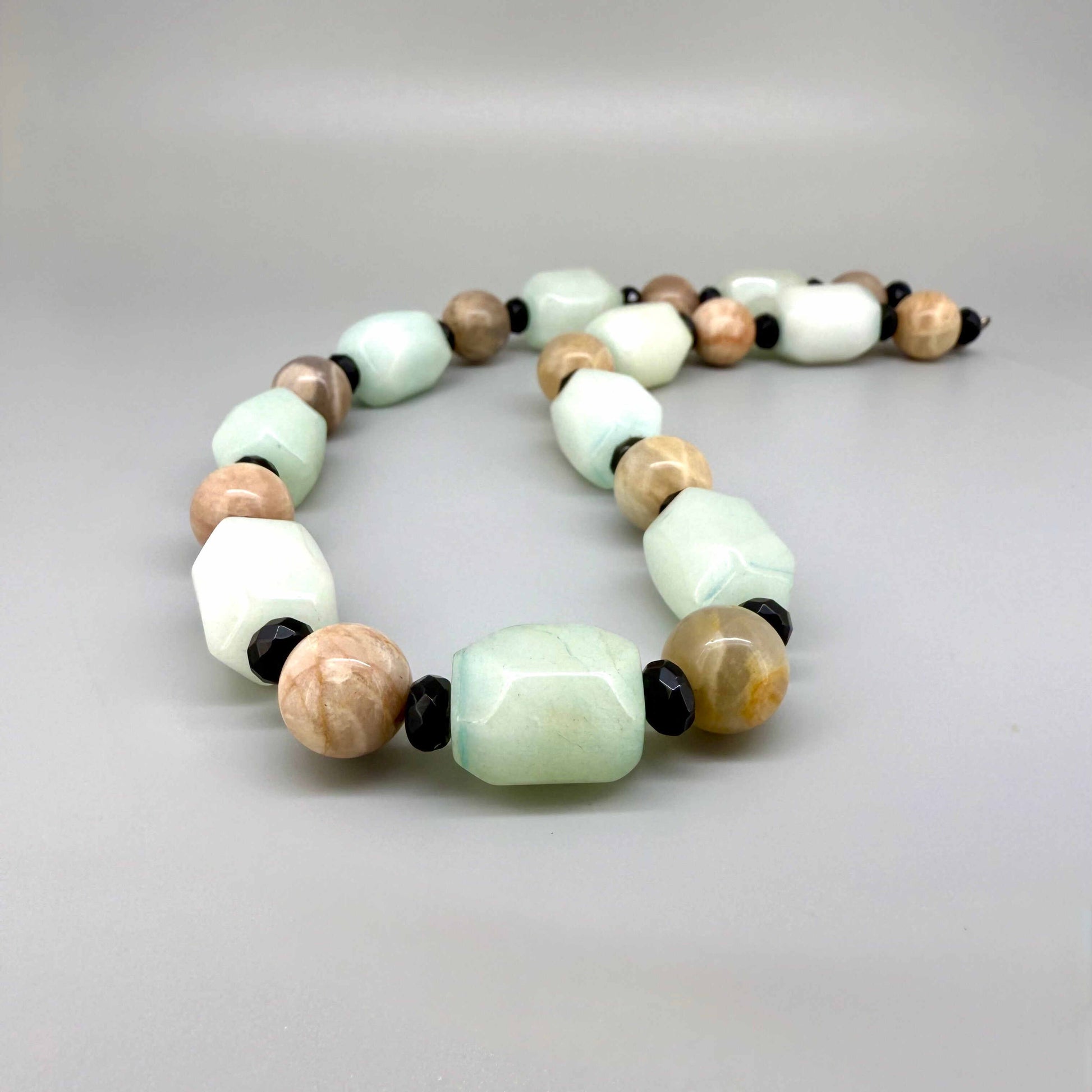 Agate, sunstone and onyx beaded necklace in mint green, brown and black, 48 cm.