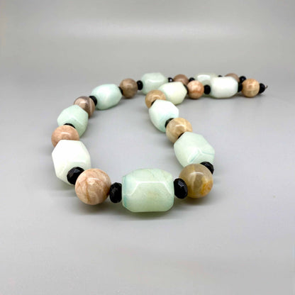 Agate, sunstone and onyx beaded necklace in mint green, brown and black, 48 cm.