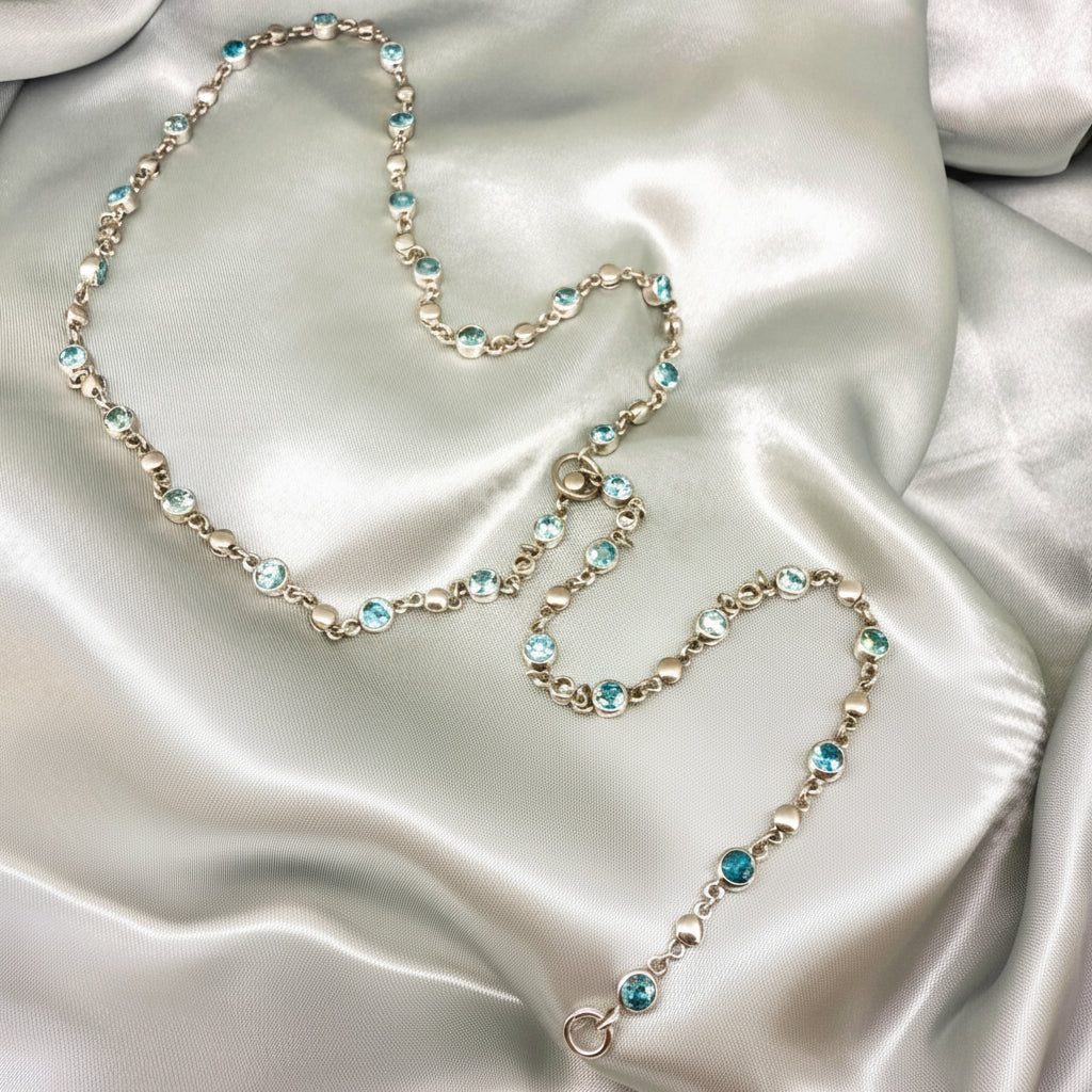 Handcrafted zircon necklace (19 ct) with adjustable loop clasp, wearable along the back or décolleté, white-gold-plated silver.