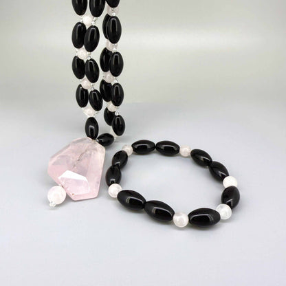 Rose quartz and onyx jewelry set with necklace (44 cm / 17.3 in) and bracelet (18 cm / 7.1 in), featuring polished pink and black gemstones.